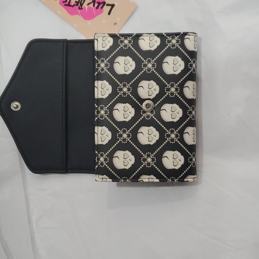 Betsey Johnson black white skull print heart shaped‎ closure lock trifold wallet - Picture 5 of 12